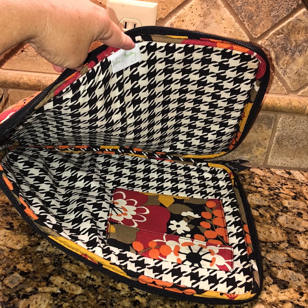 Vera Bradley Laptop Case GREAT for school.CUTE